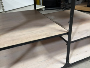 Table multi-usages sur roulettes – Métal et bois – Noir / bois – L151 x P91 x H89 cm