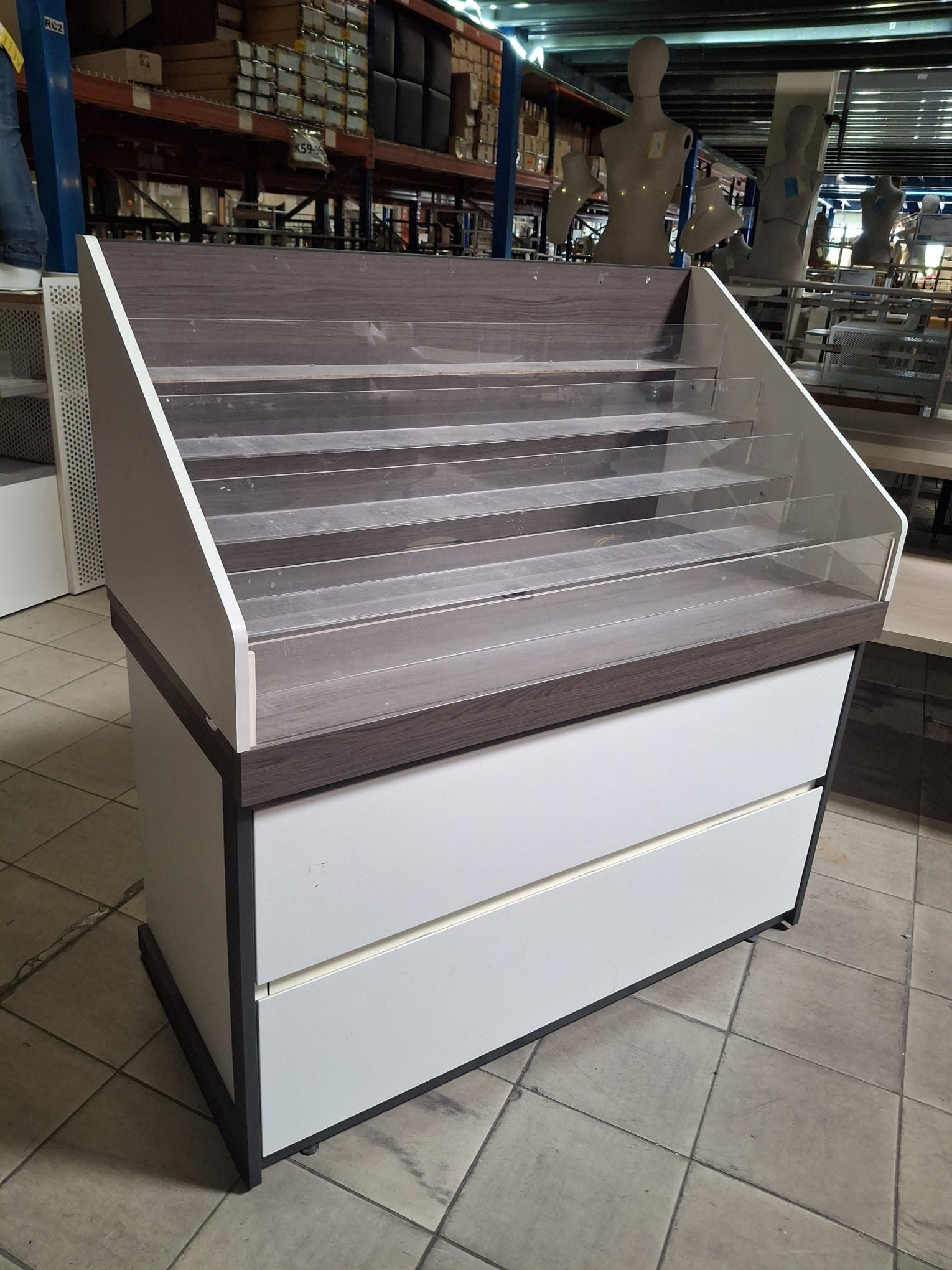 Meuble de présentation sur roulettes – Bois, plexiglass – 5 niveaux – L125 x P62,5 x H131,5 cm