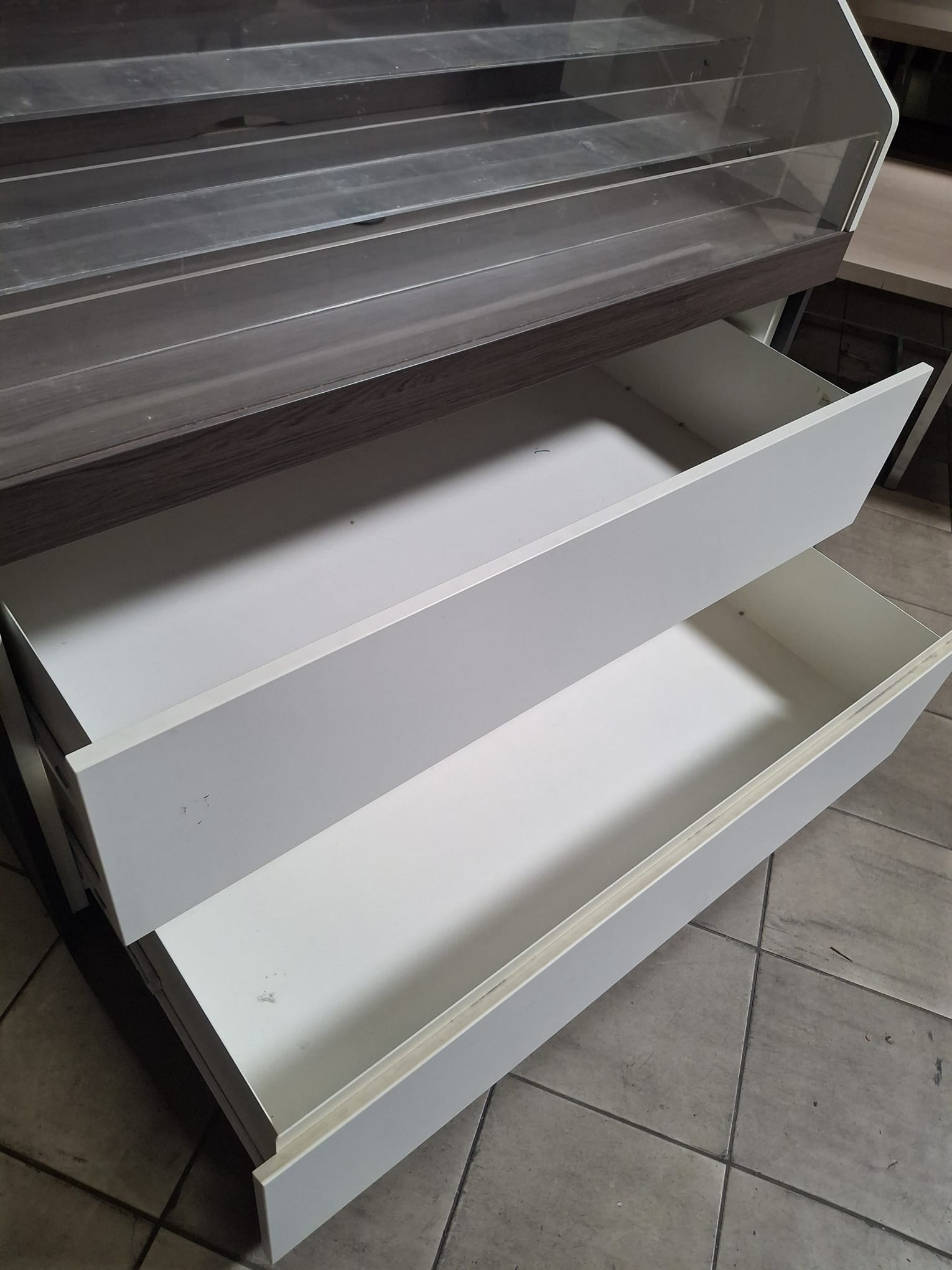 Meuble de présentation sur roulettes – Bois, plexiglass – 5 niveaux – L125 x P62,5 x H131,5 cm