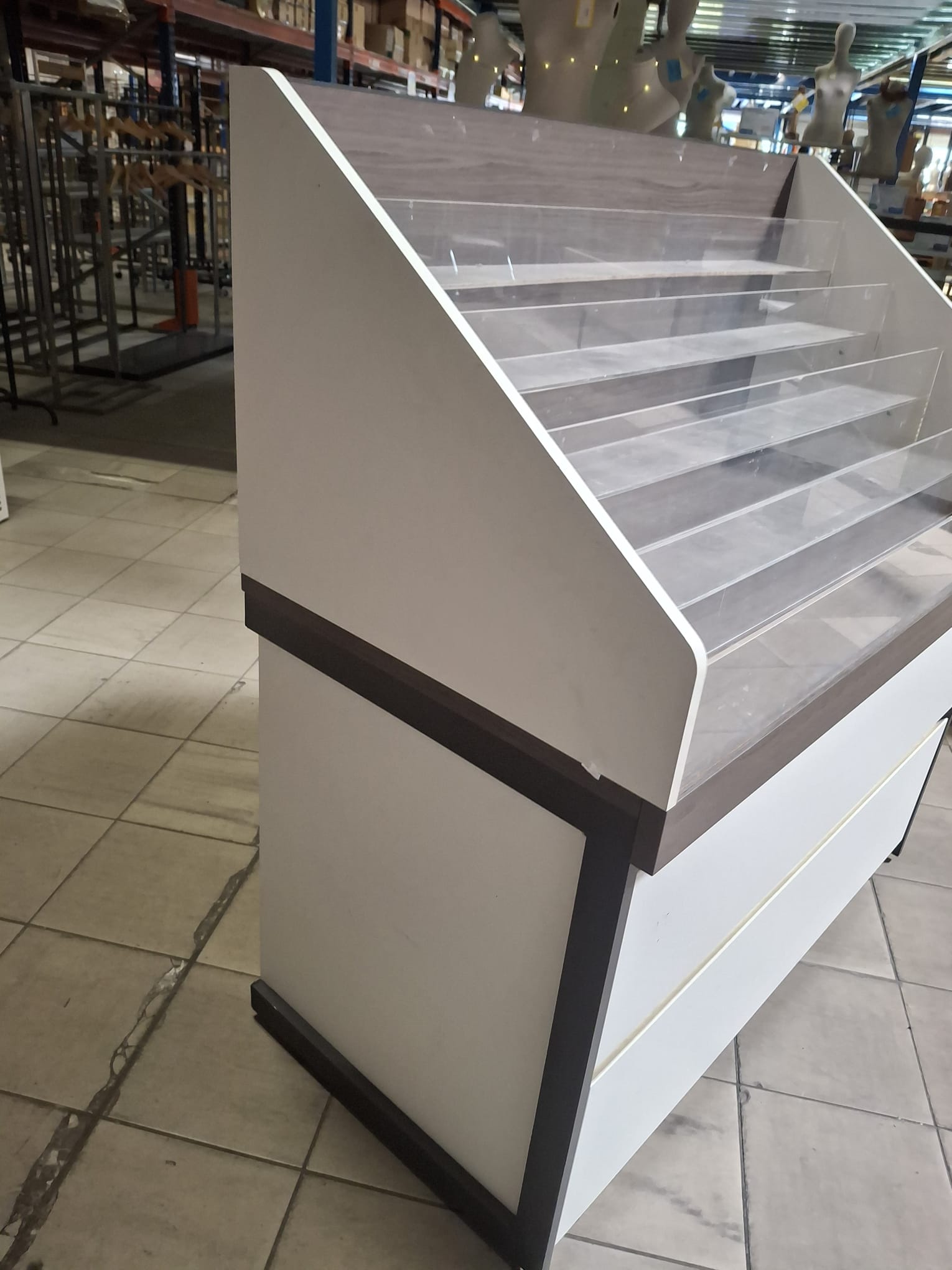 Meuble de présentation sur roulettes – Bois, plexiglass – 5 niveaux – L125 x P62,5 x H131,5 cm