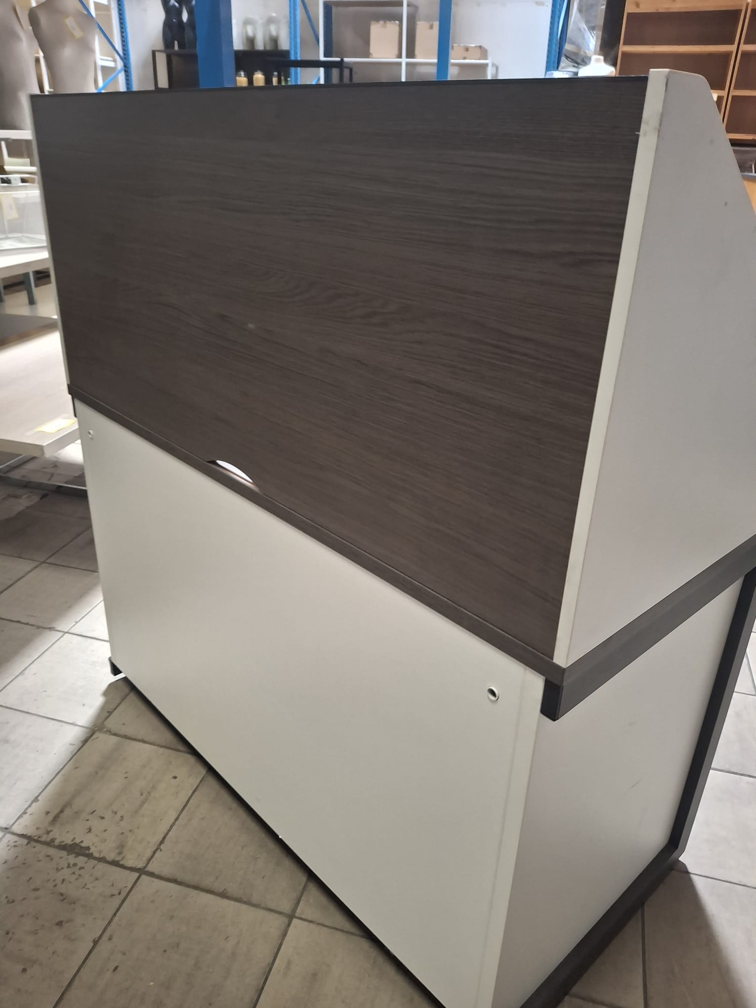 Meuble de présentation sur roulettes – Bois, plexiglass – 5 niveaux – L125 x P62,5 x H131,5 cm