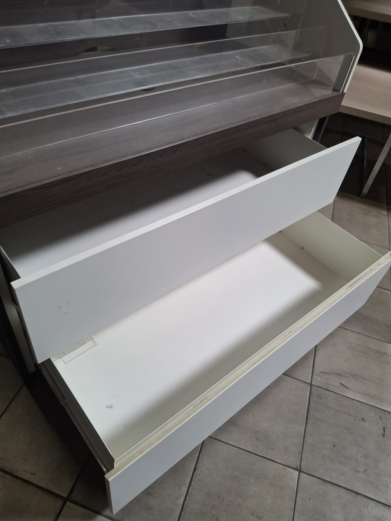 Meuble de présentation sur roulettes – Bois, plexiglass – 5 niveaux – L125 x P62,5 x H131,5 cm