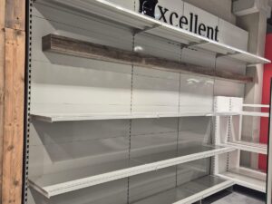 Lot de 4 gondoles murales métalliques blanches avec fonds – H260 cm / H300 cm – L 4,5 m