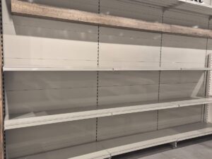 Lot de 4 gondoles murales métalliques blanches avec fonds – H260 cm / H300 cm – L 5 m