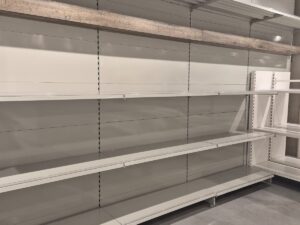 Lot de 4 gondoles murales métalliques blanches avec fonds – H260 cm / H300 cm – L 5 m