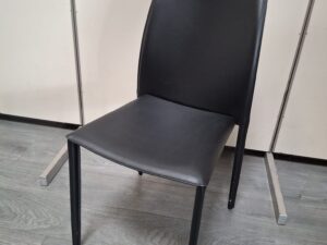 Chaise / Fauteuil en cuir noir