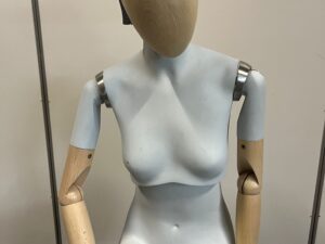 Mannequin buste femme assis – ATREZZO – Fibre de verre et bois – H151 cm