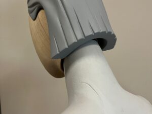 Mannequin buste femme assis – ATREZZO – Fibre de verre et bois – H151 cm