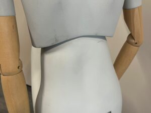 Mannequin buste femme assis – ATREZZO – Fibre de verre et bois – H151 cm