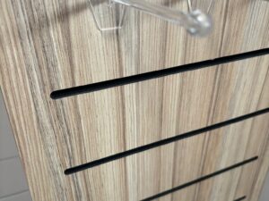 Tour accessoires pivotante avec broches bois et noir – H162 cm