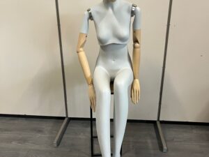 Mannequin buste femme assis – ATREZZO – Fibre de verre et bois – H151 cm