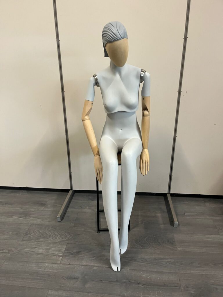 Mannequin buste femme assis – ATREZZO – Fibre de verre et bois – H151 cm