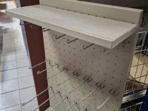 Présentoir mural avec accessoires – H146xl70cm