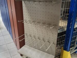 Présentoir mural avec accessoires – H146xl70cm