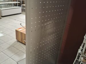 Présentoir mural avec accessoires – H146xl70cm