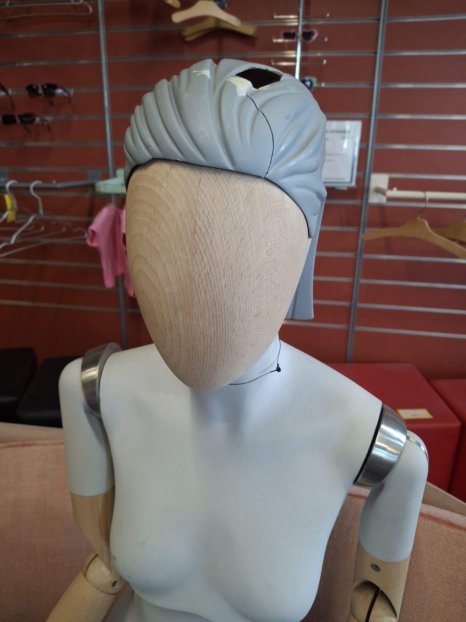 Mannequin buste femme assis – ATREZZO – Fibre de verre et bois – H151 cm