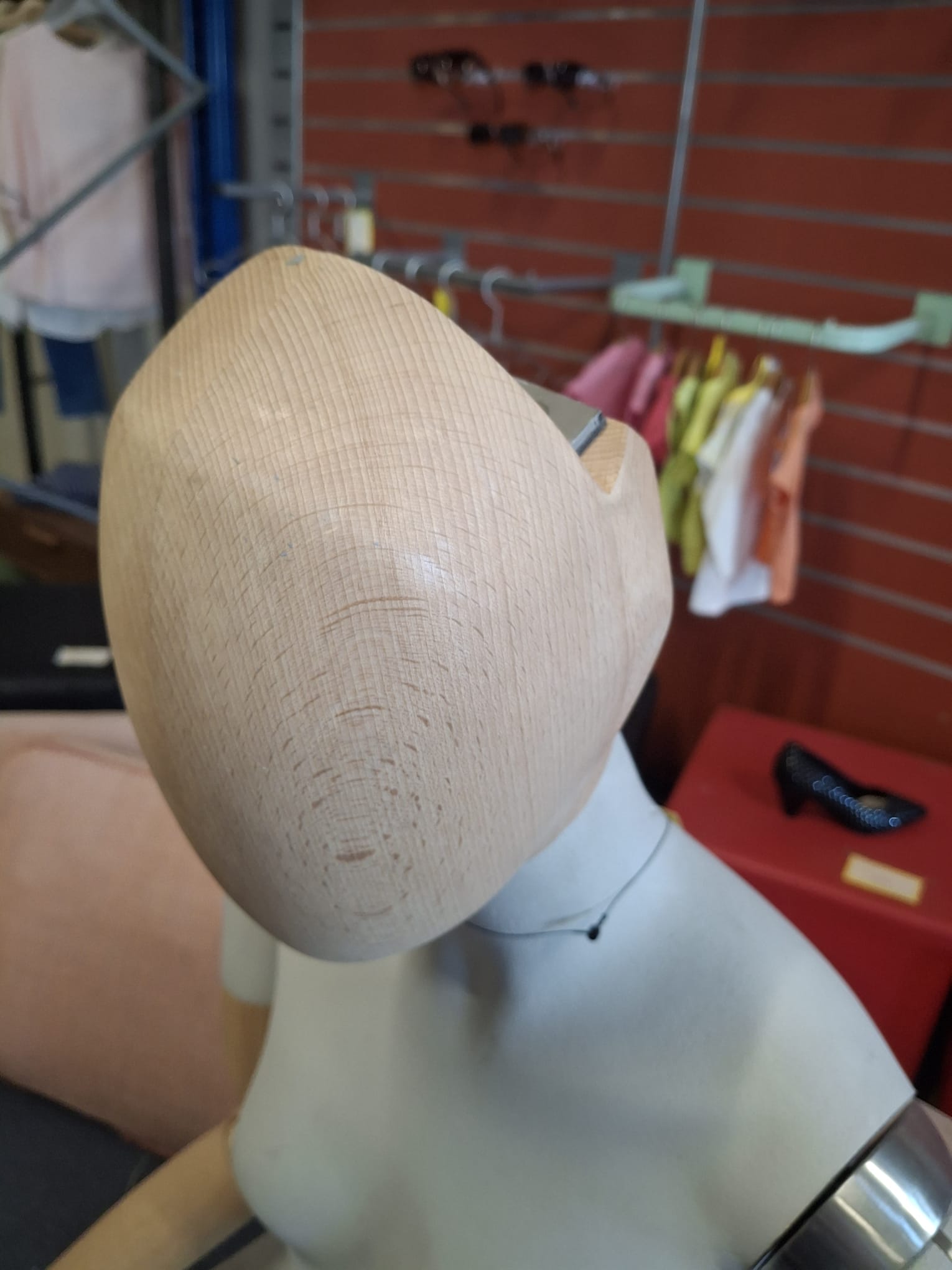 Mannequin buste femme assis – ATREZZO – Fibre de verre et bois – H151 cm