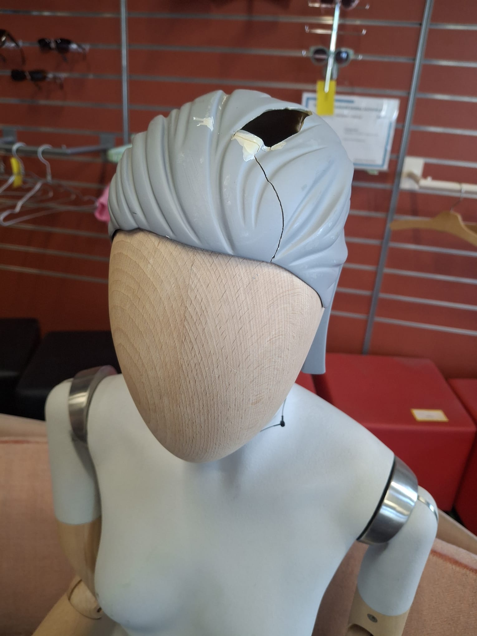 Mannequin buste femme assis – ATREZZO – Fibre de verre et bois – H151 cm