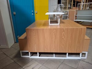 Table de présentation avec caisson et réhausse