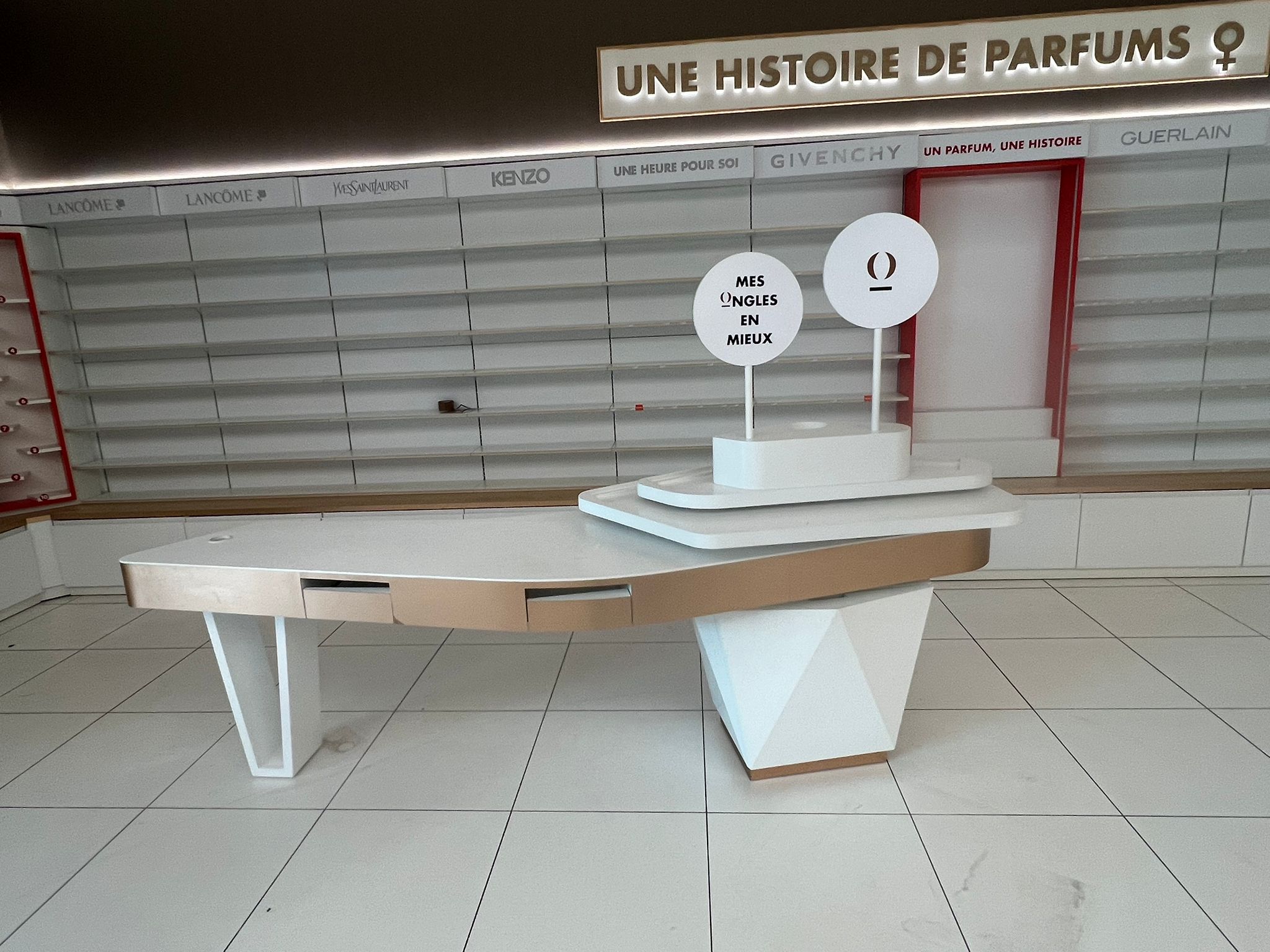 Table / Meuble de présentation Cosmétique L 218 cm