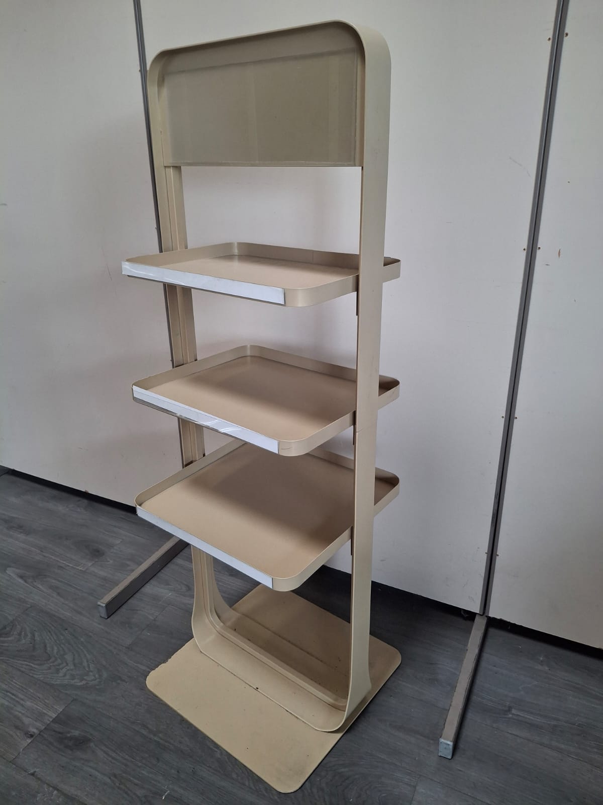 Présentoir 3 niveaux H 145 cm – Image 3