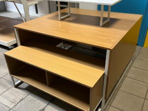Table de présentation avec caisson et réhausse