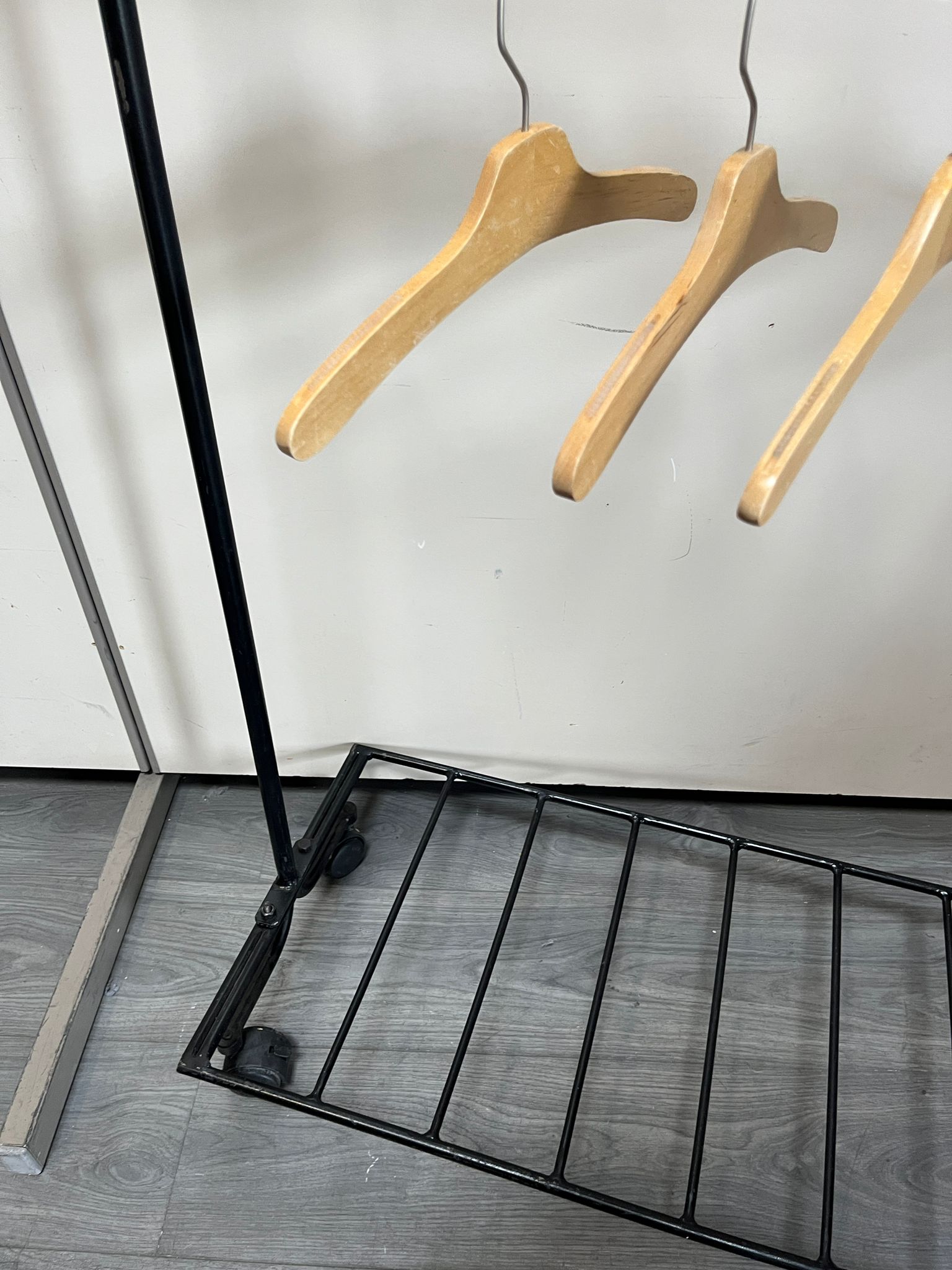 Portant droit métallique sur roulettes – 2 niveaux de penderie – Noir – L130 x P40 x H169 cm – Image 10
