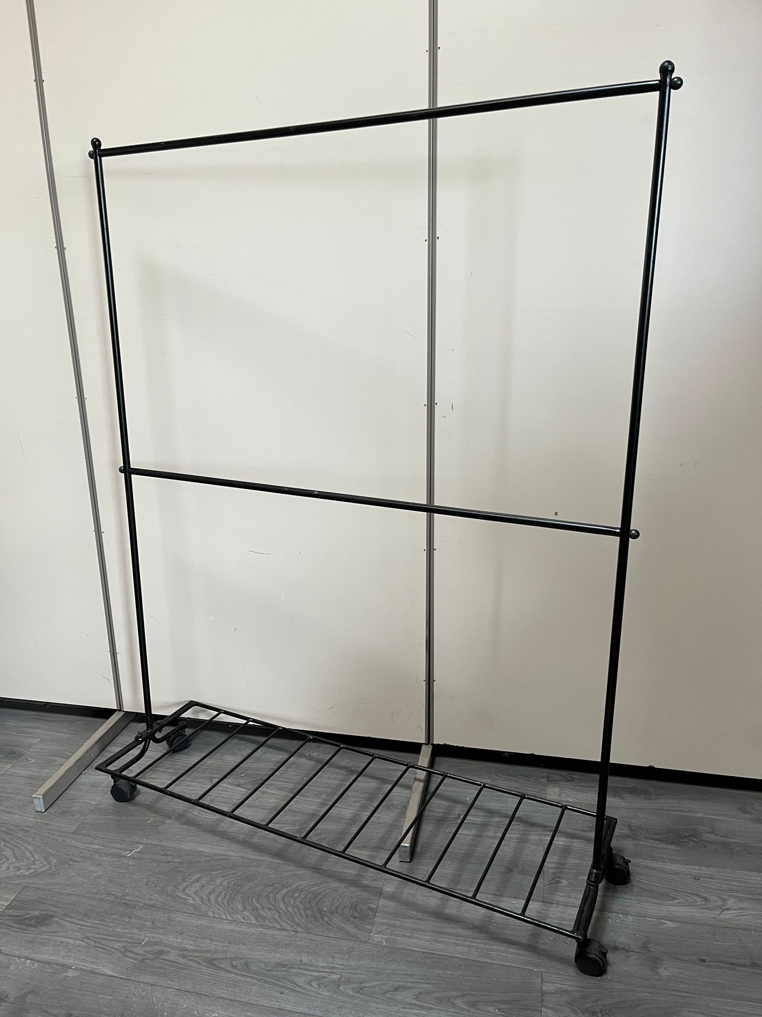 Portant droit métallique sur roulettes – 2 niveaux de penderie – Noir – L130 x P40 x H169 cm – Image 6