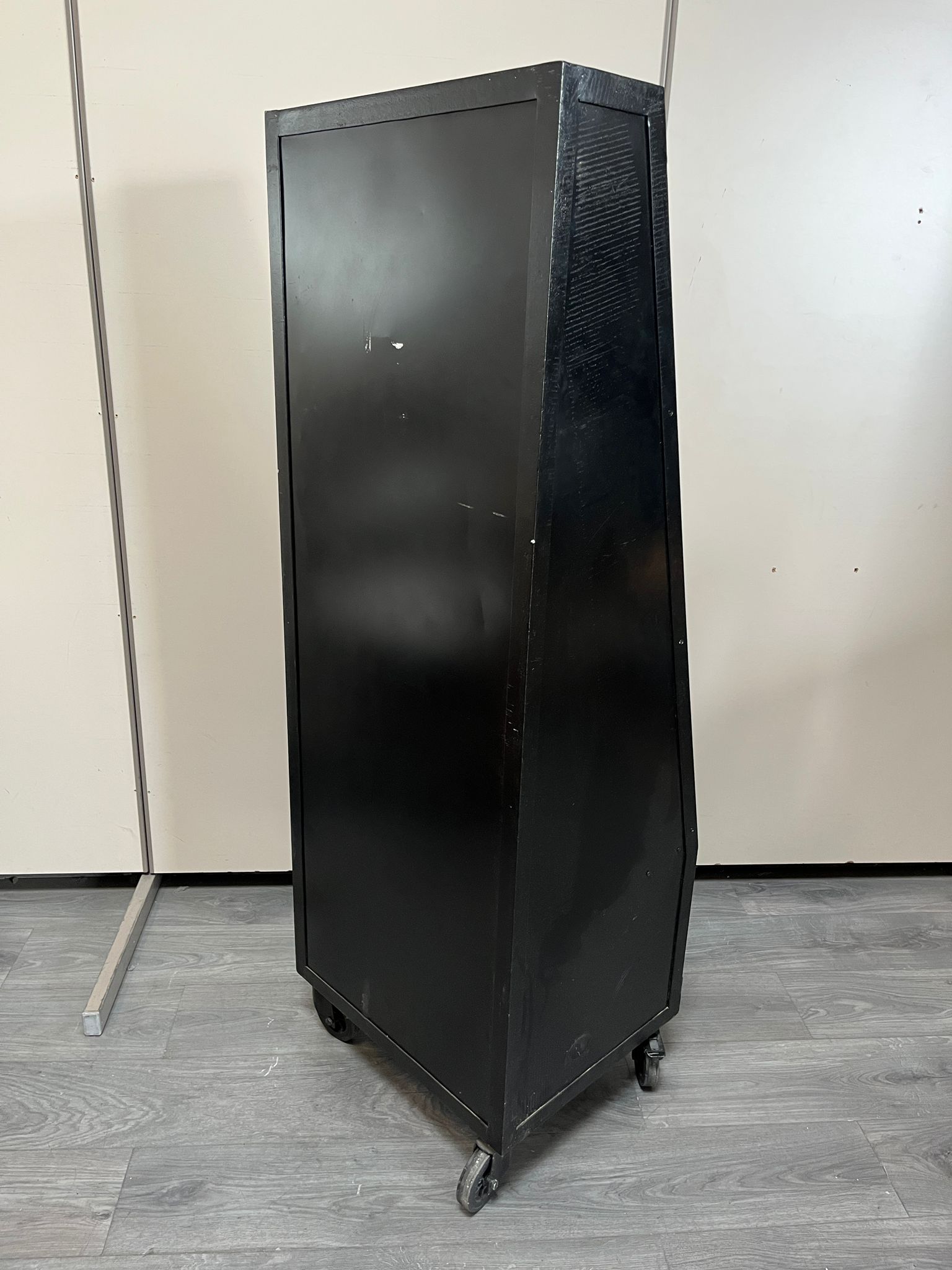 Meuble de présentation à compartiments sur roulettes - Bois et métal - H153xL53,5xP44cm – Image 5