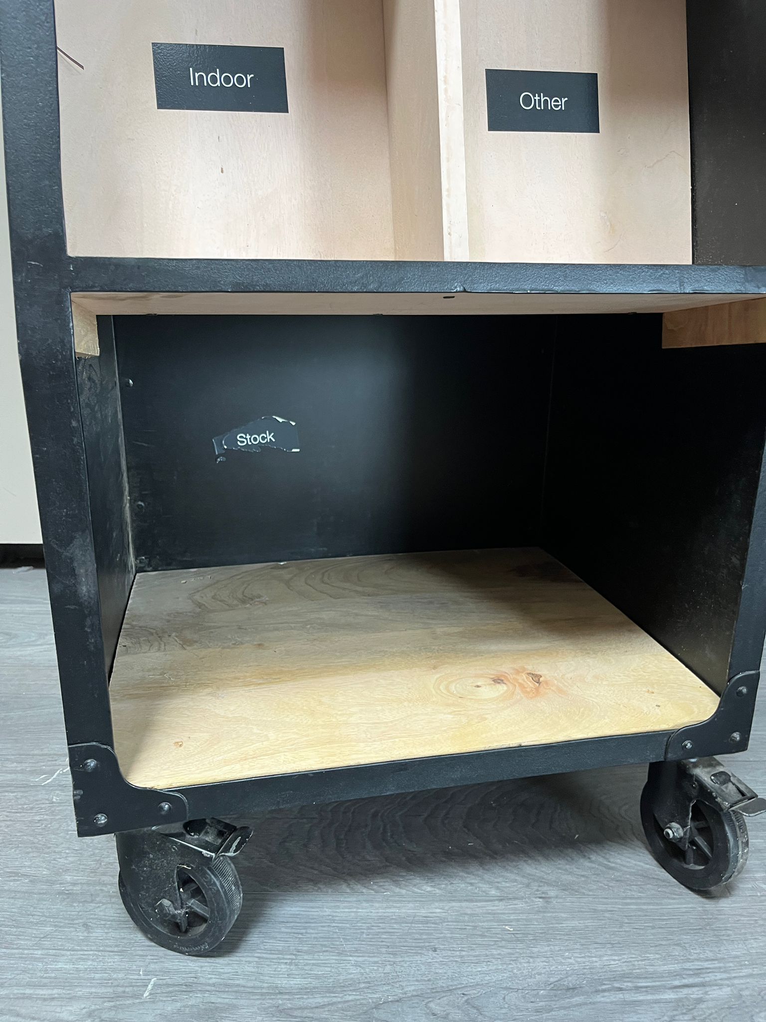 Meuble de présentation à compartiments sur roulettes - Bois et métal - H153xL53,5xP44cm – Image 4