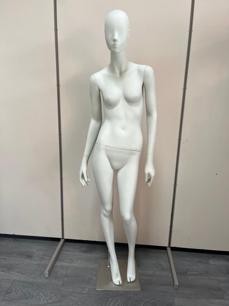 Mannequin femme complet sur socle – fibre de verre beige mat – H187 cm
