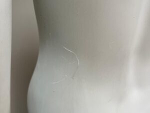 Mannequin femme complet sur socle – fibre de verre beige mat – H187 cm