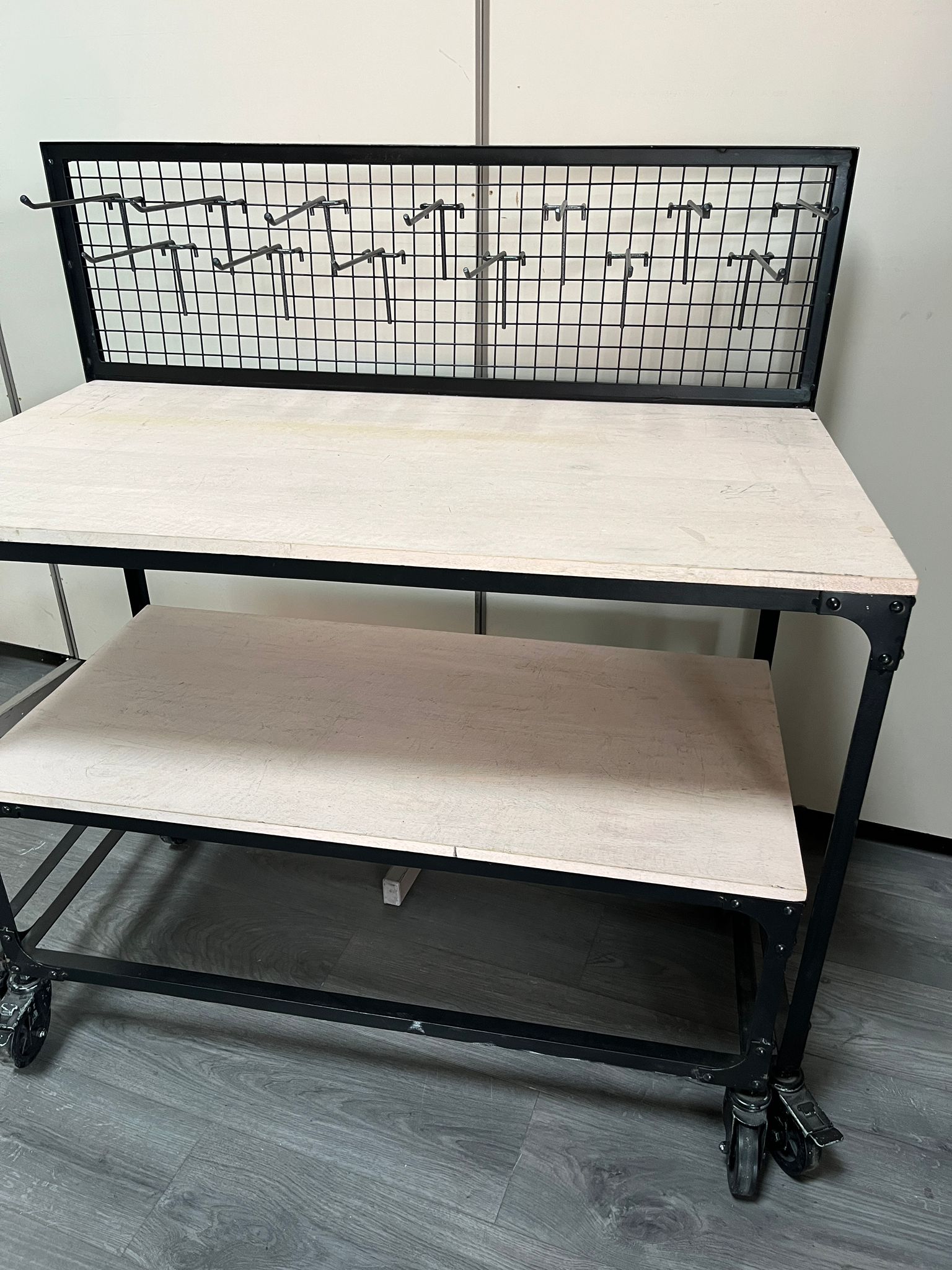 Lot de 2 tables sur roulettes L 110,5 cm – Image 2