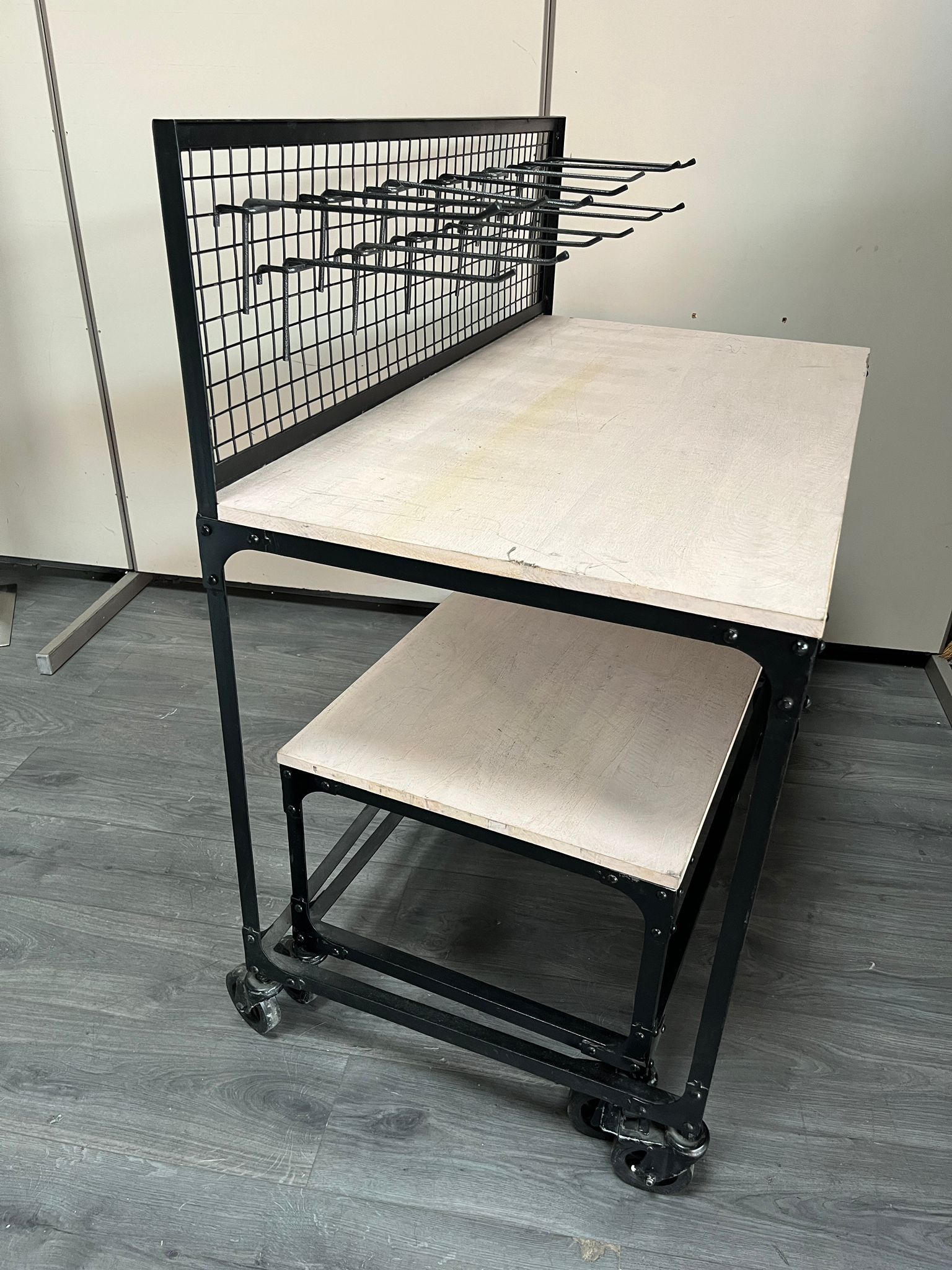 Lot de 2 tables sur roulettes L 110,5 cm – Image 8
