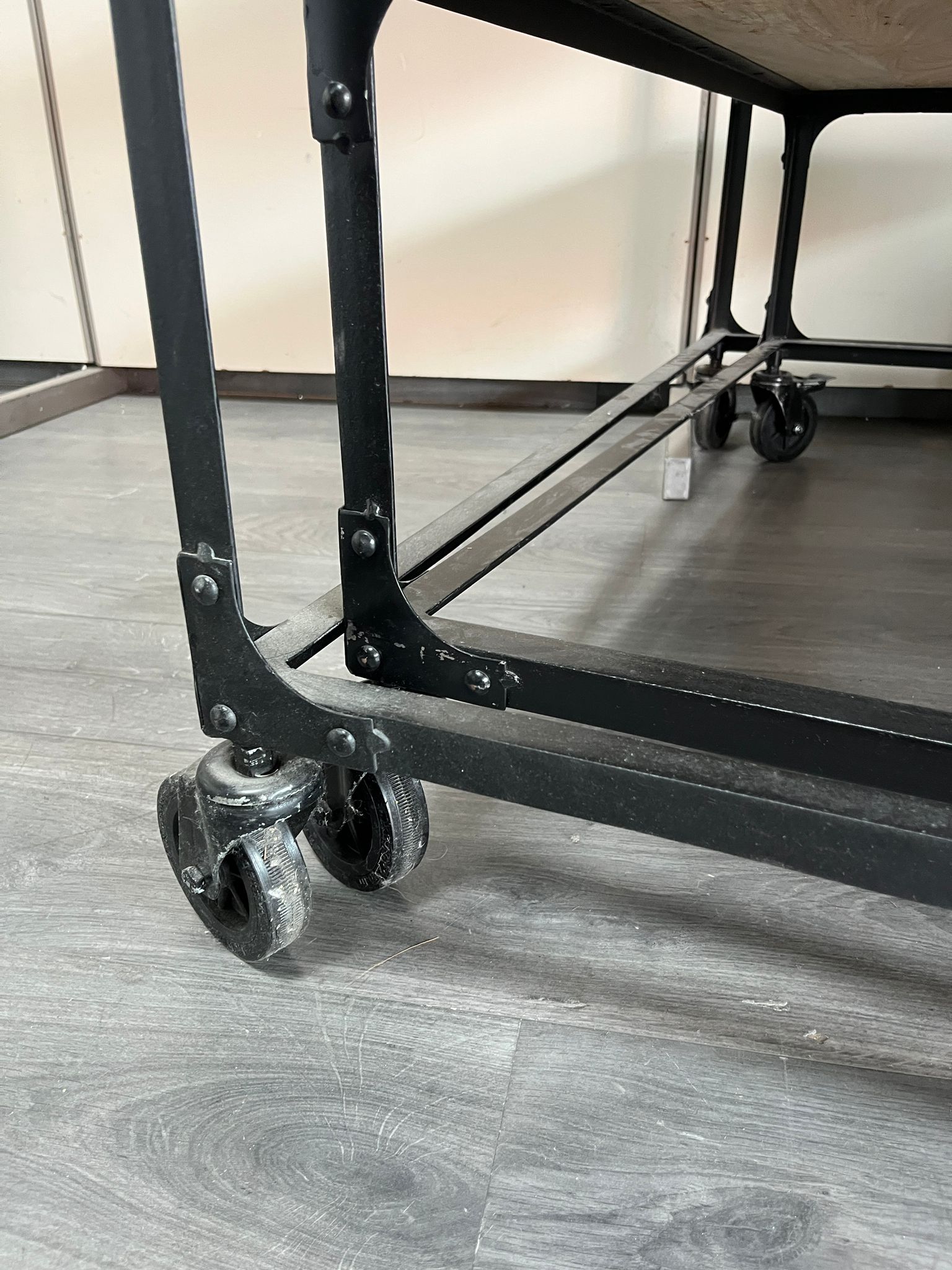 Lot de 2 tables sur roulettes L 110,5 cm – Image 5