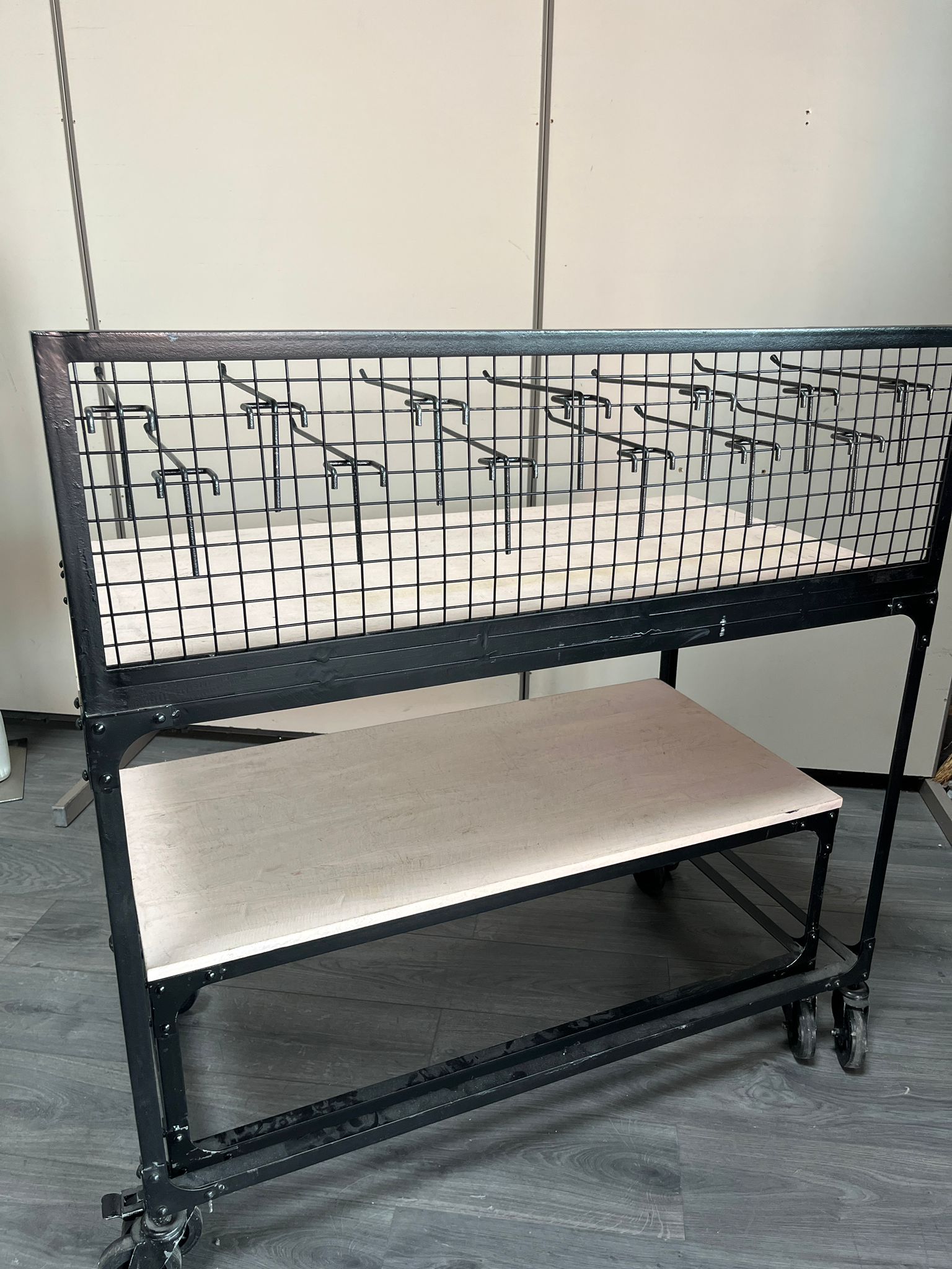 Lot de 2 tables sur roulettes L 110,5 cm – Image 4