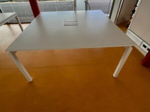 Table de réunion / conférence 160 x 165 cm