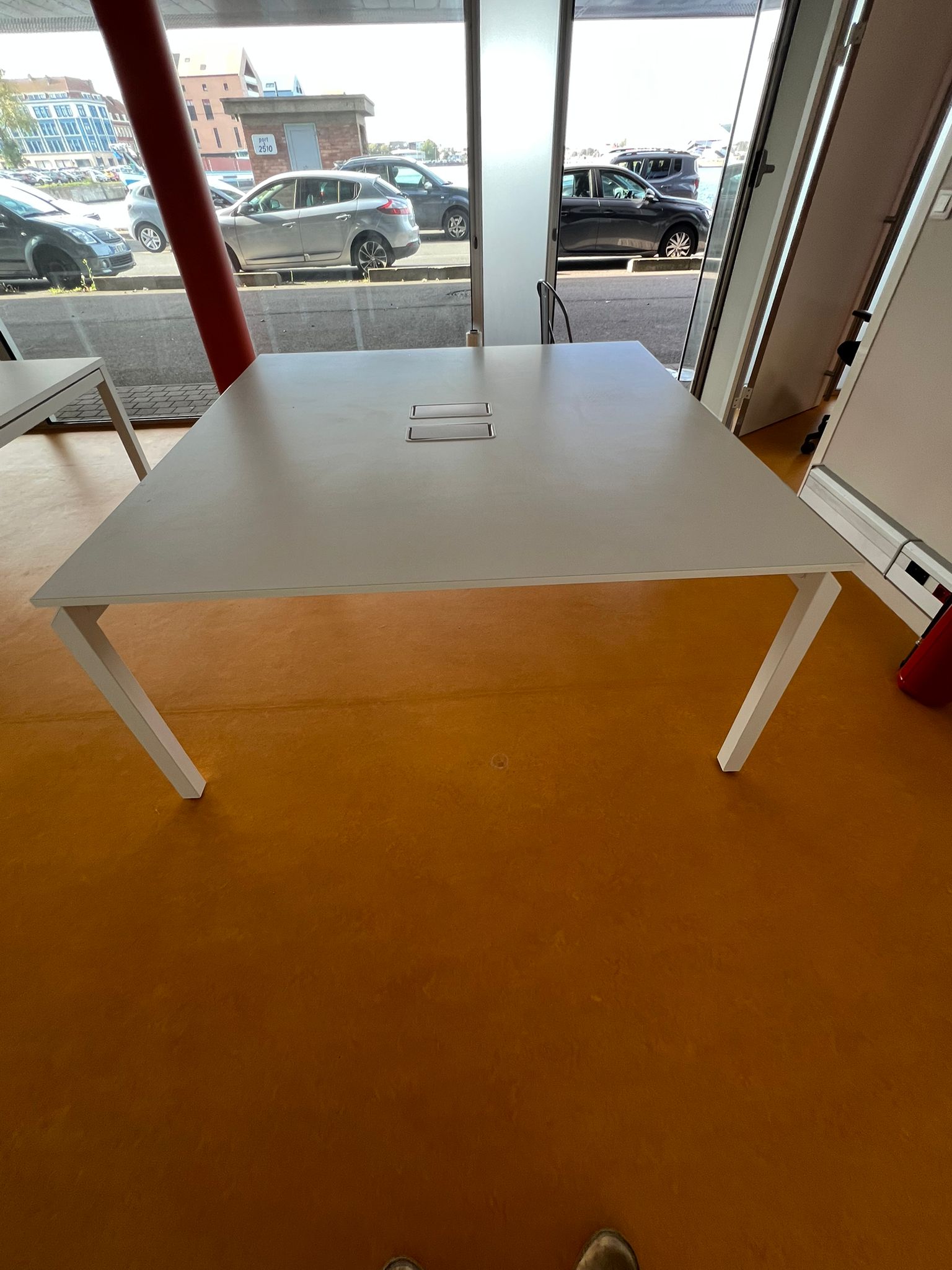 Table de réunion / conférence 160 x 165 cm – Image 3