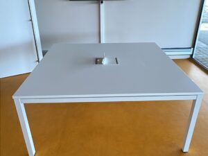 Table de réunion / conférence 160 x 165 cm
