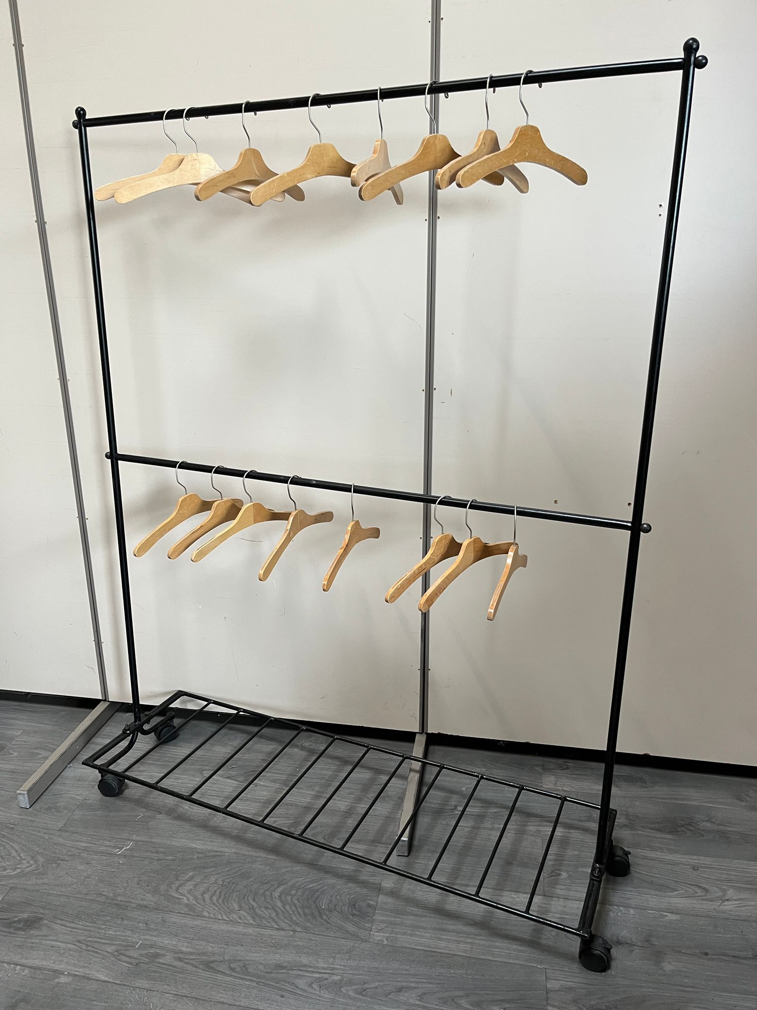 Portant droit métallique sur roulettes – 2 niveaux de penderie – Noir – L130 x P40 x H169 cm