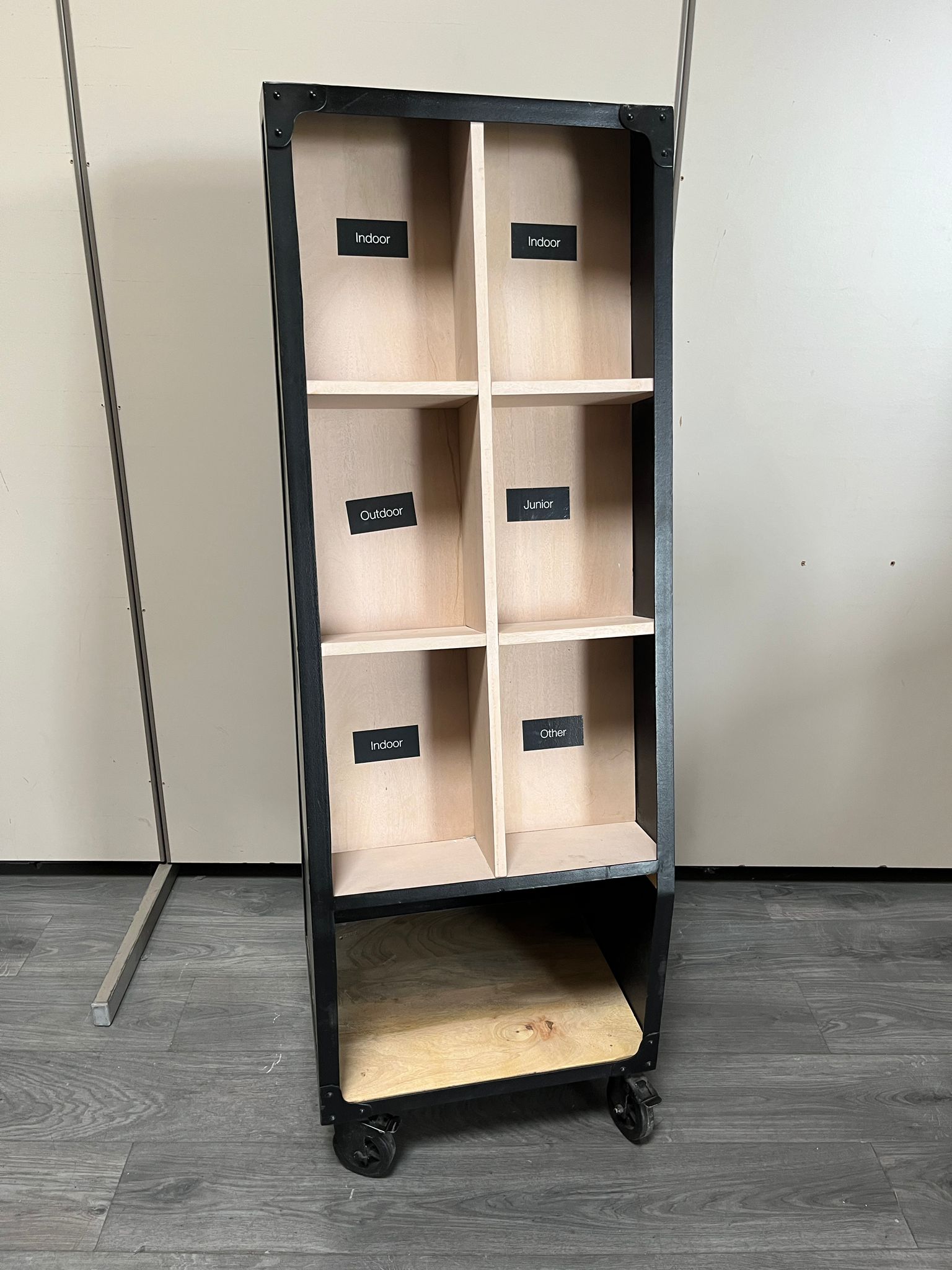 Meuble présentoir sur roulettes H 153 cm