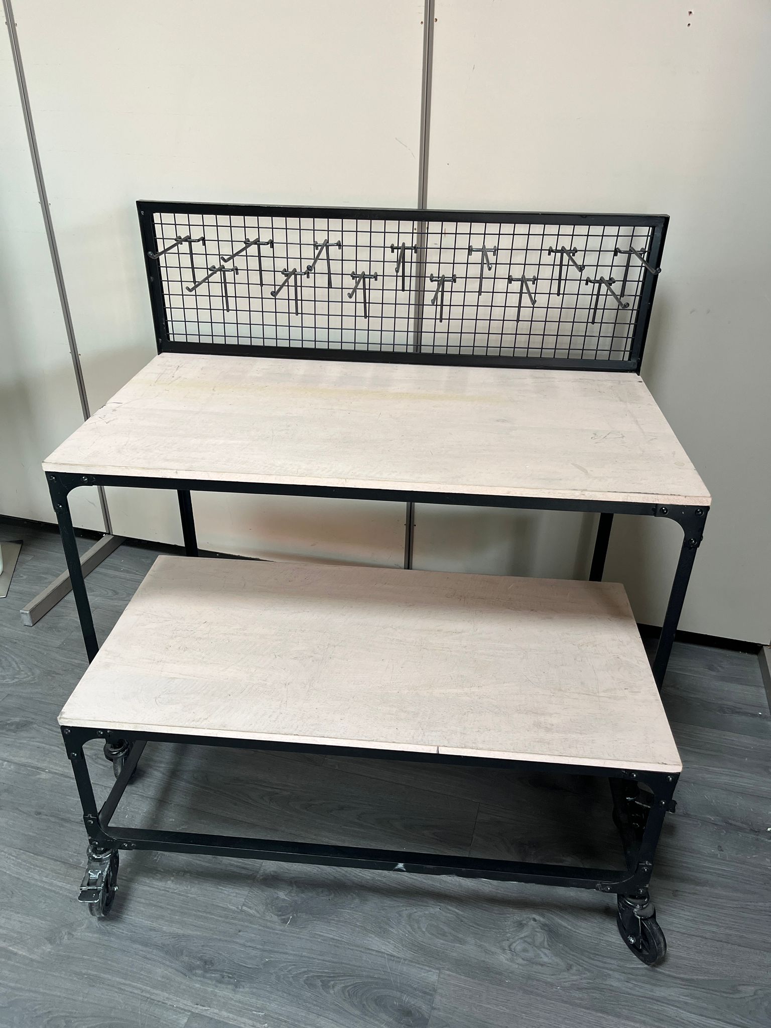 Lot de 2 tables sur roulettes L 110,5 cm