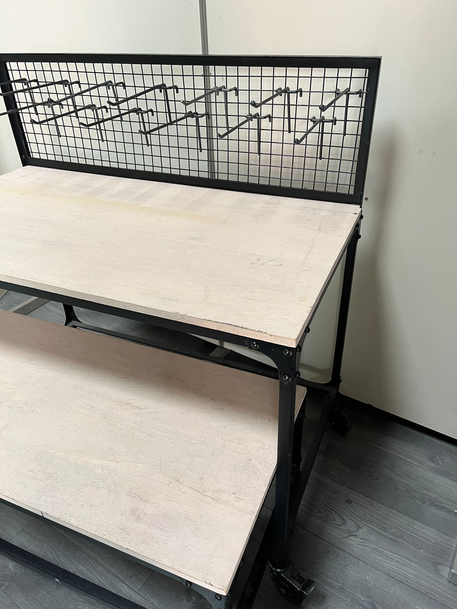 Lot de 2 tables sur roulettes L 110,5 cm – Image 3