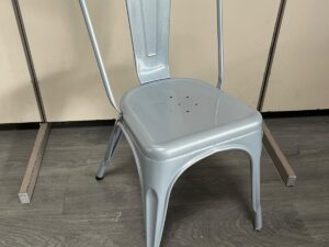 Fauteuil / Chaise bistro grise en métal