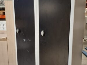Bloc vestiaire métallique gris et noir – 4 portes