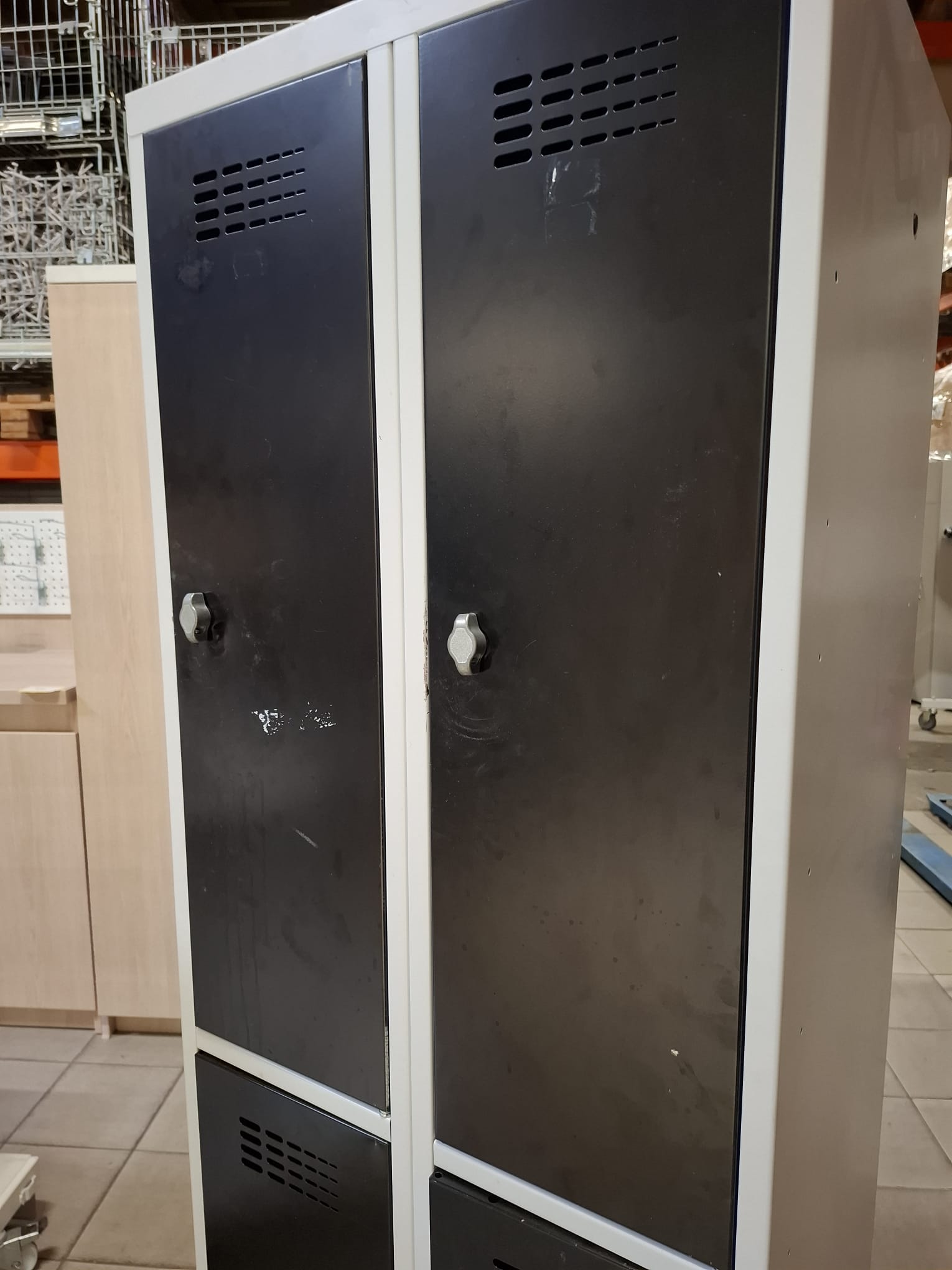 Bloc vestiaire métallique gris et noir – 4 portes