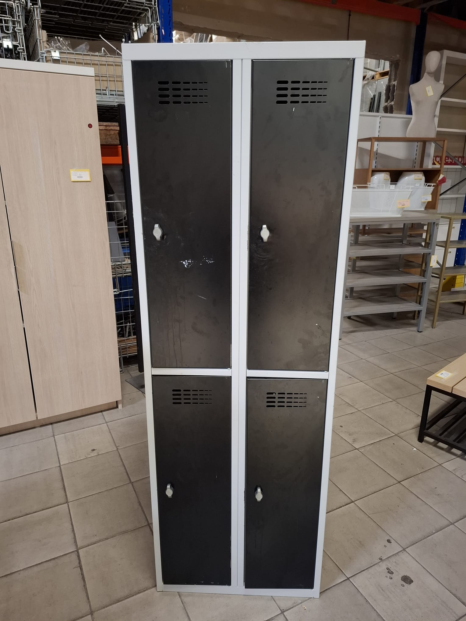 Bloc vestiaire métallique gris et noir – 4 portes