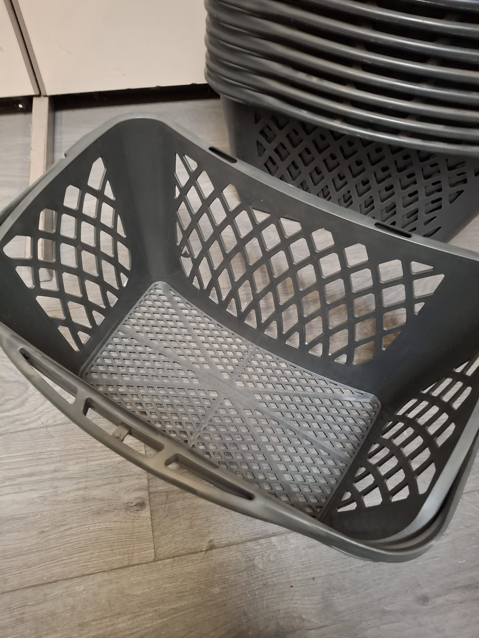 Panier libre-service 40 L en plastique renforcé gris foncé – Image 2