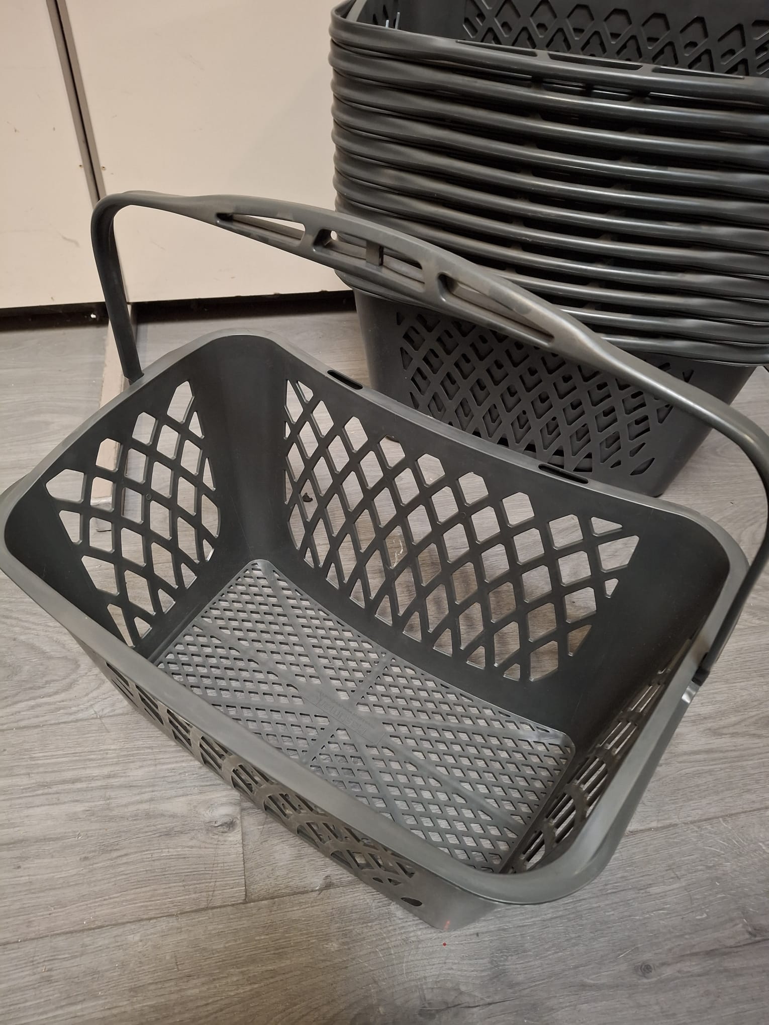 Panier libre-service 40 L en plastique renforcé gris foncé – Image 5