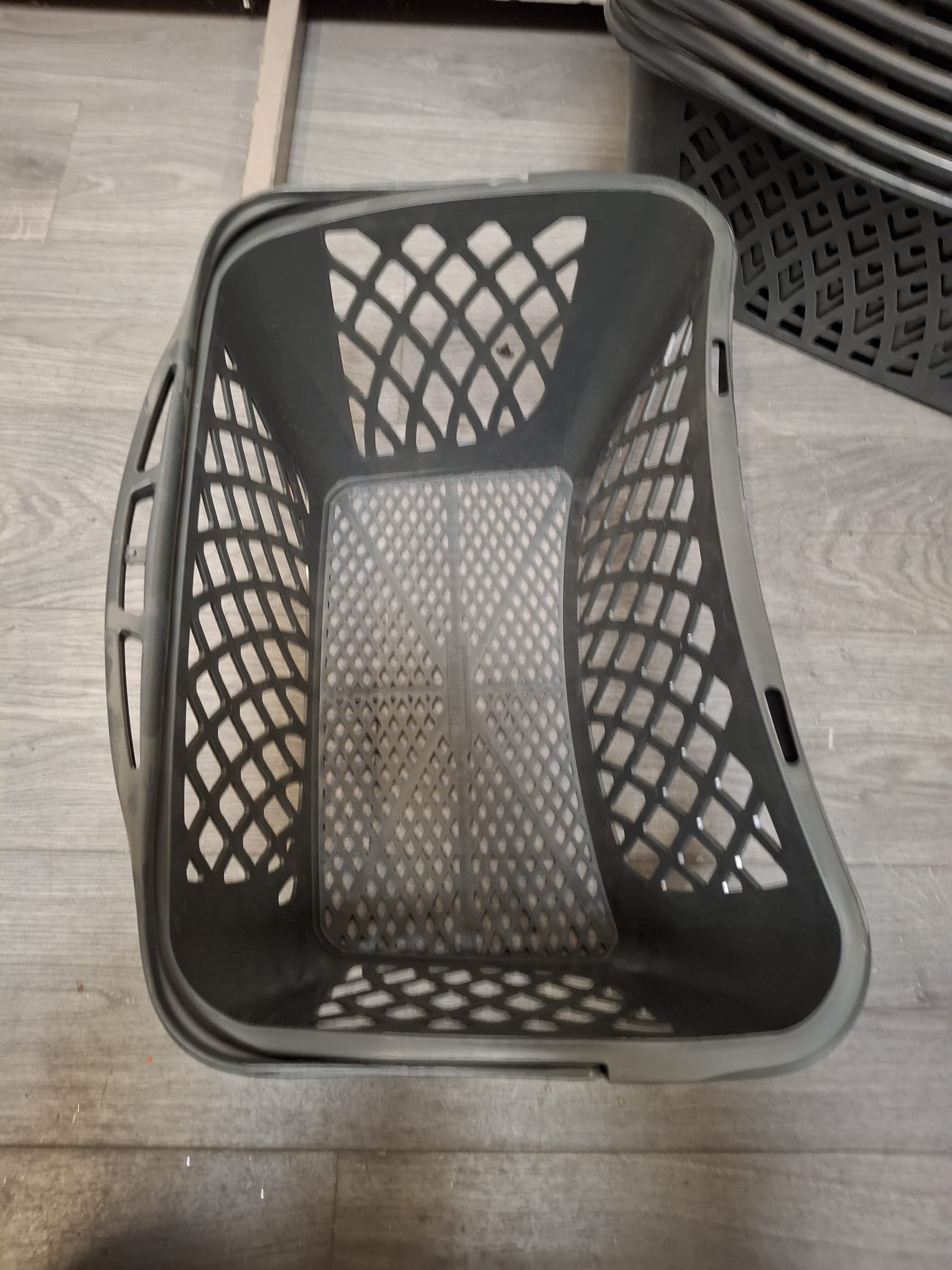 Panier libre-service 40 L en plastique renforcé gris foncé – Image 4